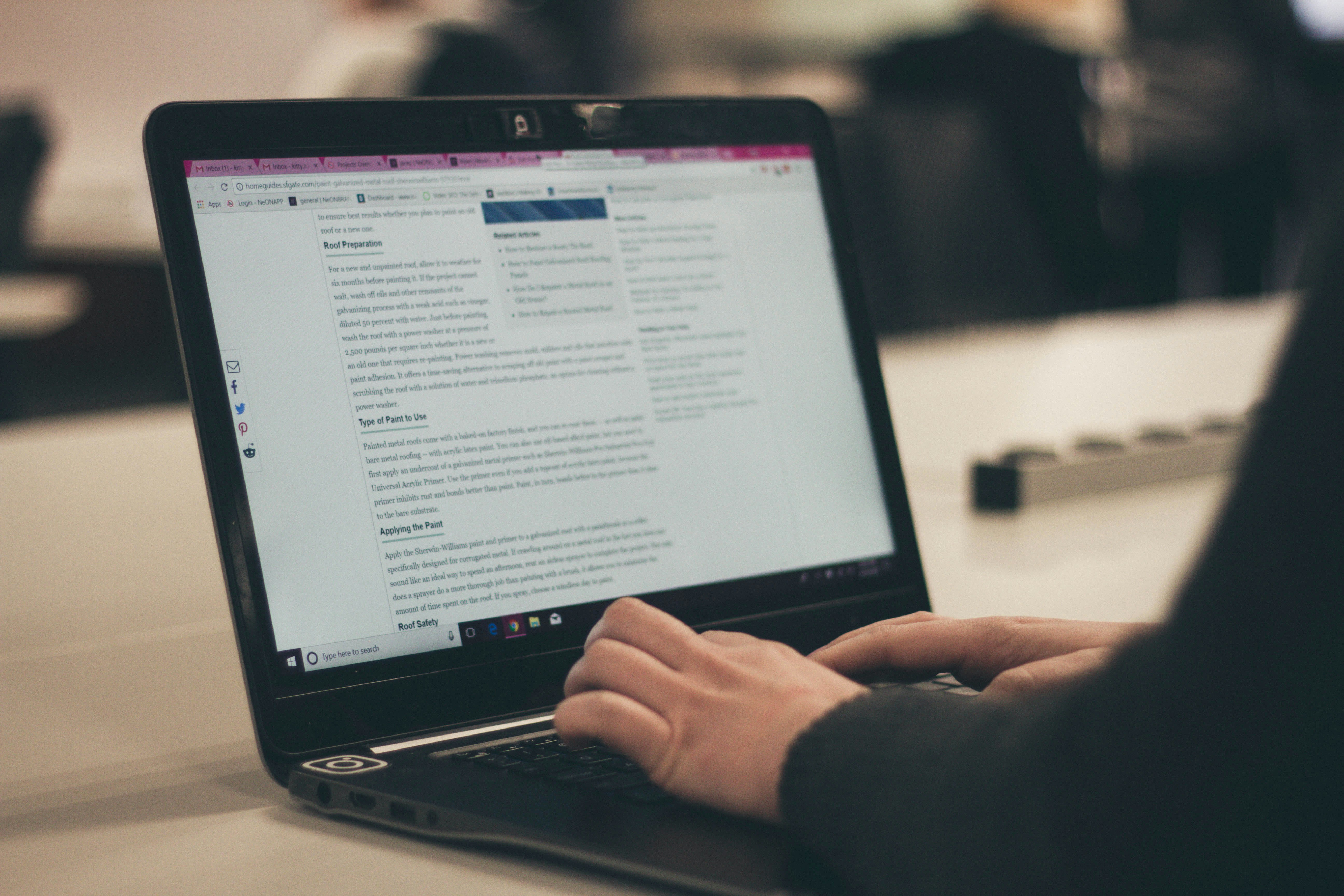 b2 collaborative copywriter writing a blog